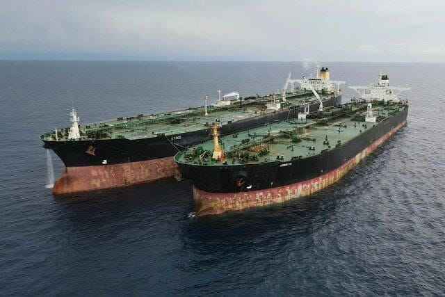 چوب حراج بر ابر نفتکش ایرانی در اندونزی