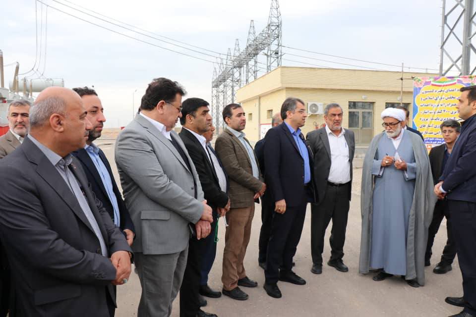 تحلیلی بر قابی تامل برانگیز از صف دست به سینه مدیران نفتی در مقابل موسی احمدی رییس کمیسیون انرژی مجلس 
