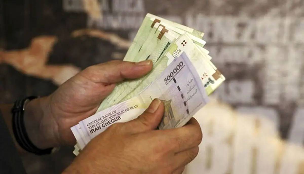 حقوق‌بگیران زیر فشار تورم؛ افزایش حقوق دو بار در سال راه‌حل یا تشدید بحران؟