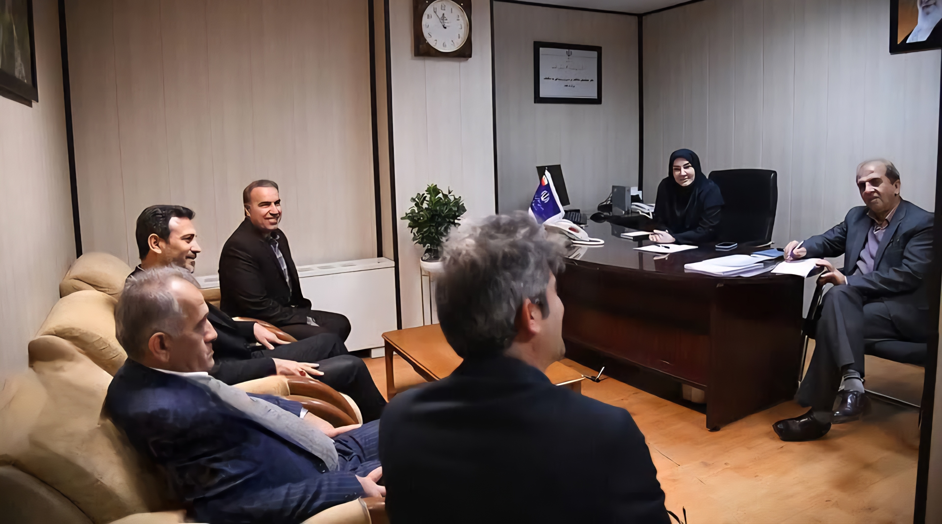 خبر همکارنفتی: فریاد کارکنان نفت برای رفع سقف حقوق؛ برخورد سلیقه‌ای برای افزایش سقف حقوق؛ پاداش مقاومت