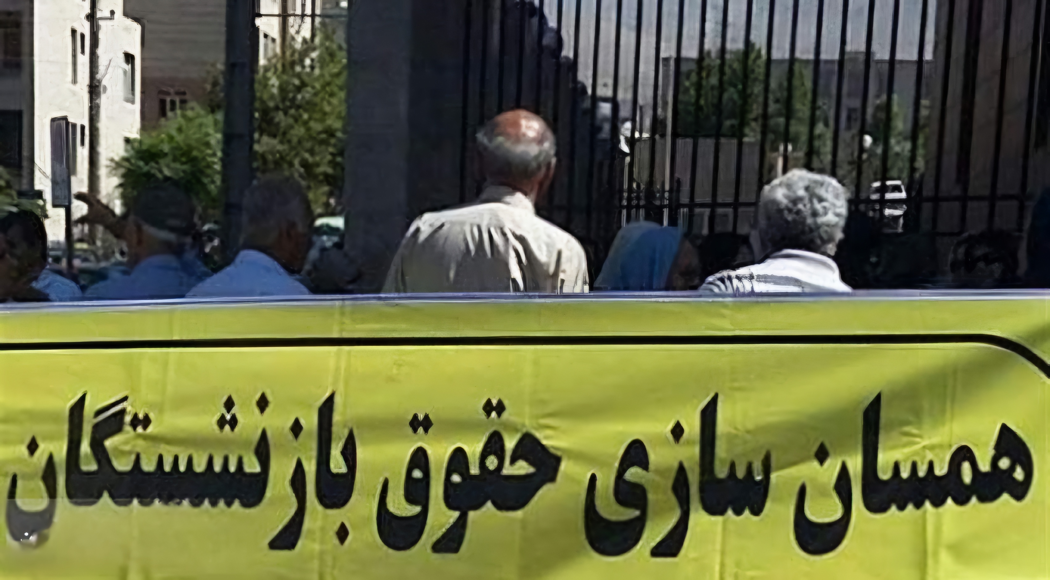 ماده طلایی مصوبه  تعيين مستمری با شاغل همتراز را با میانگین پرداختی همسان‌سازی در صندوق های دولتي یکی دانستند !