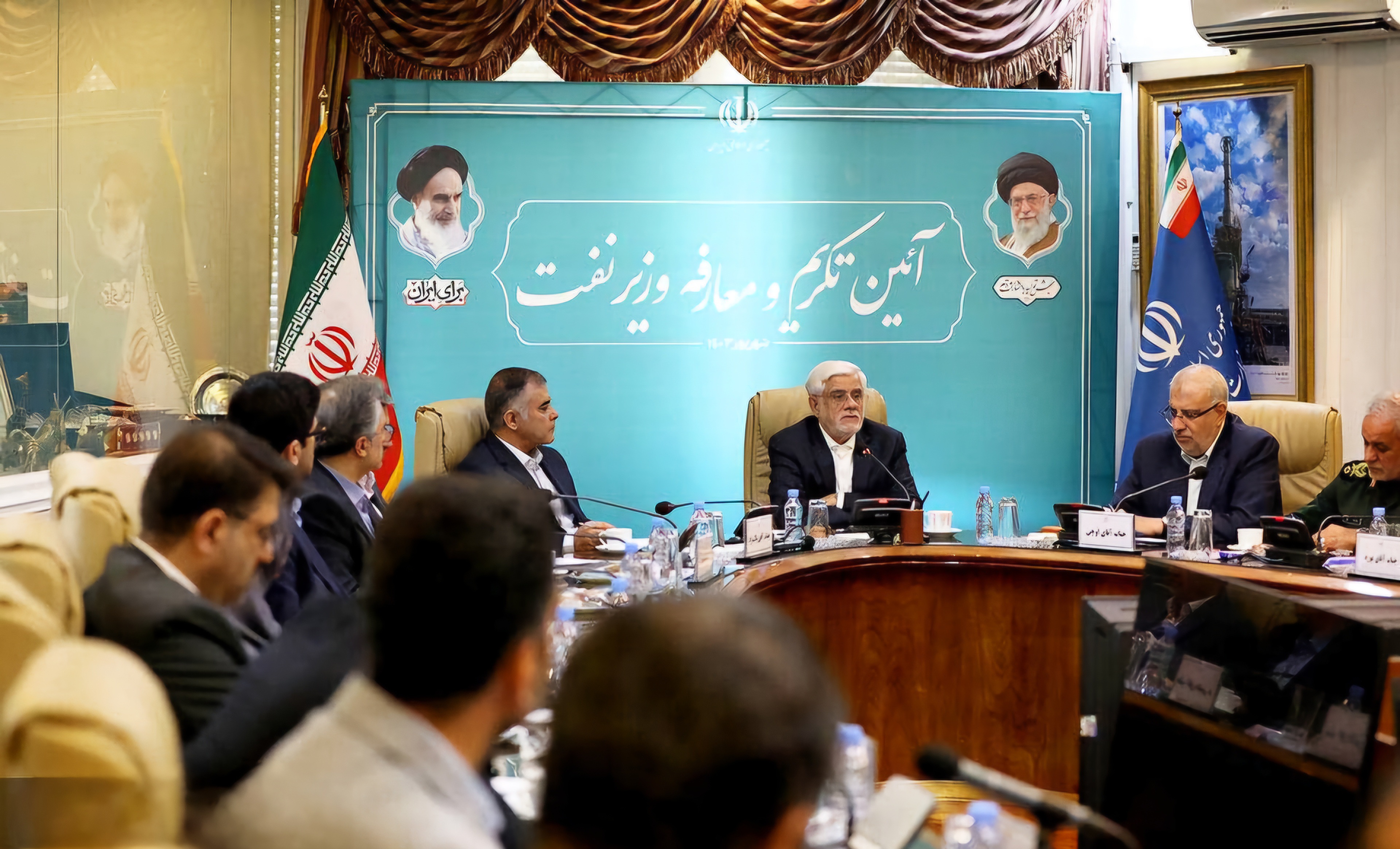 آقای معاون رئیس جمهور؛ استاد دانشگاه ارجمند شما که عارفی چرا؟!! مگر مدیران سفارشی  فاوا، که مدرک آی تی ندارند می‌توانند امنیت را تامین کنند؟ وزیرنفت و یا مدیرعاملی که به او دیکته شده مقصر نیست!